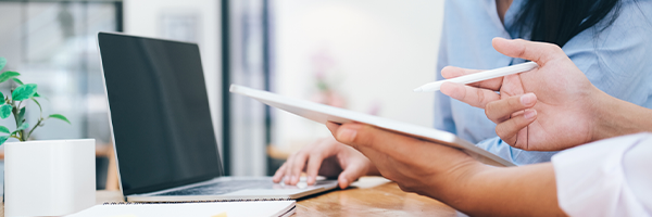 Employés de bureau utilisant une tablette et un ordinateur portable